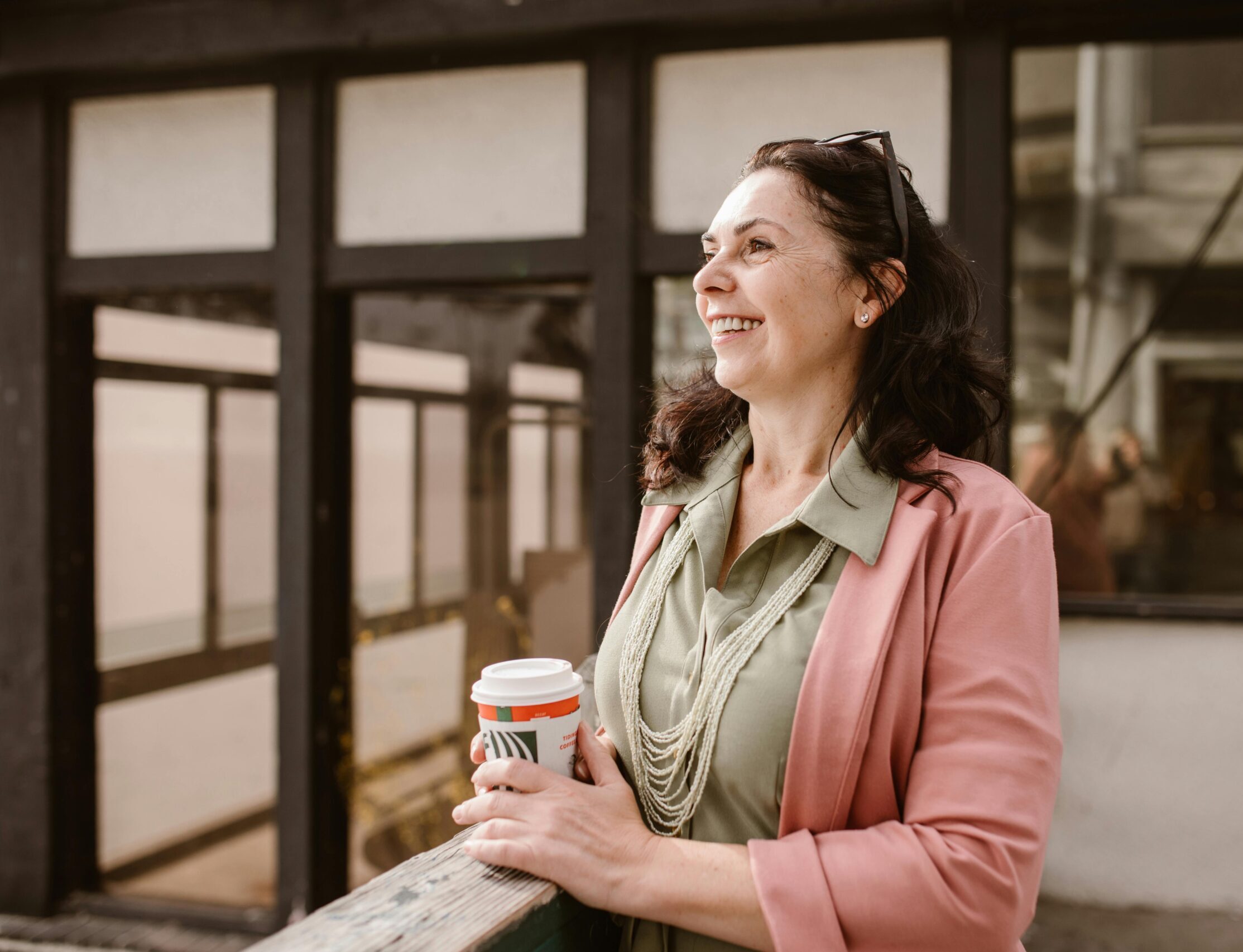 pexels-rdne-6539967 Twee vrouwen van boven de 40 drinken samen een kop koffie. Dit is de doelgroep van de Health Check Overgang.