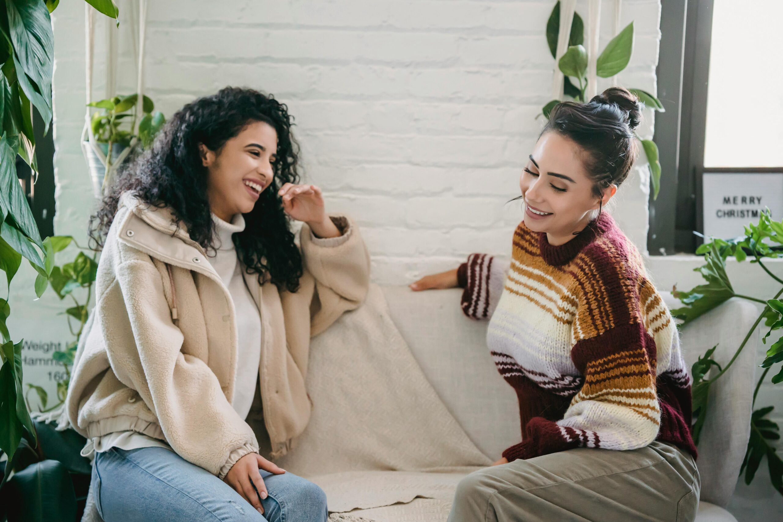 Twee vrouwen van boven de 40 drinken samen een kop koffie. Dit is de doelgroep van de Health Check Overgang.