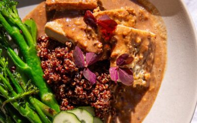 Nina’s Recept: Knapperige tofu met pinda-gembersaus, granen & groenten