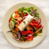 Nina’s Recept: Griekse Salade met Sjalot en Geroosterde Venkelzaadvinaigrette cover