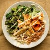 Nina’s Recept: Savooiekool-, Graan- & Tofubowl met Yoghurt–Mosterdsaus cover