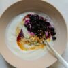 Nina’s Recept: Cheesecake Yoghurtbowl met Warme Bosbessen cover
