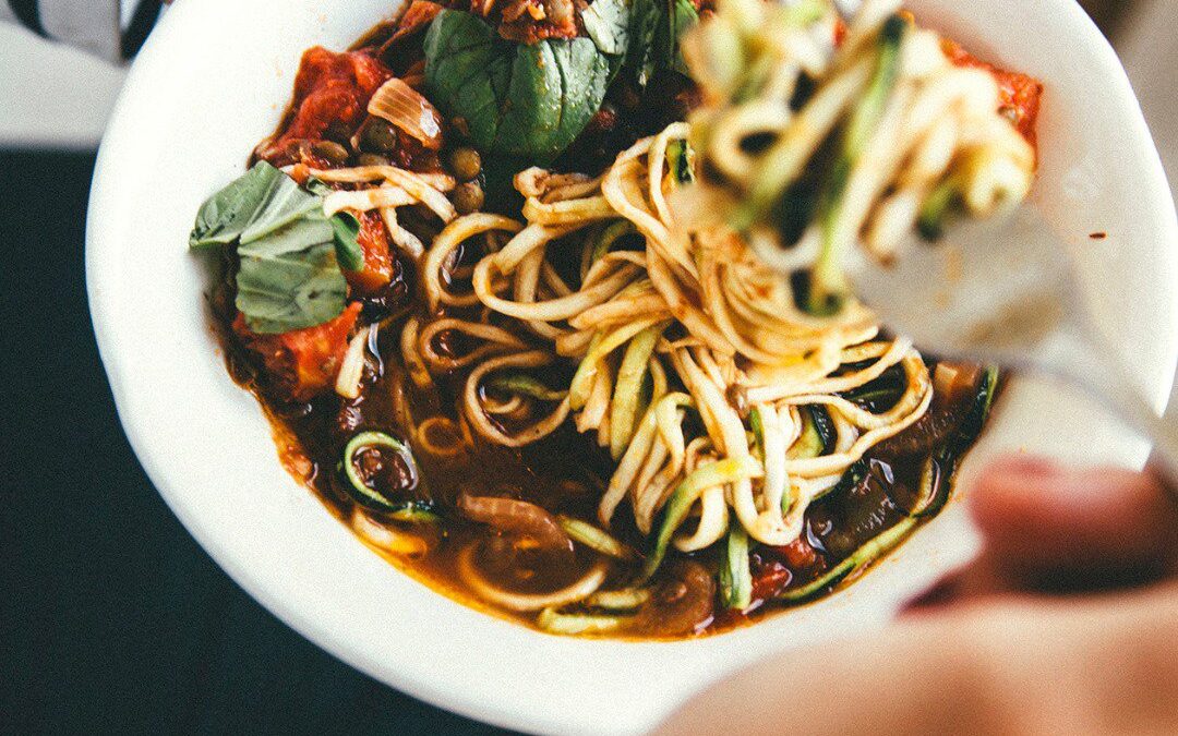 Nina’s Recept: Groene Linzenragù met Courgettenoedels cover