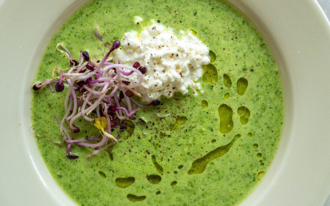 Nina’s Recept: Groene Erwten- & Boerenkoolsoep met Ricotta en Radijskiemen cover