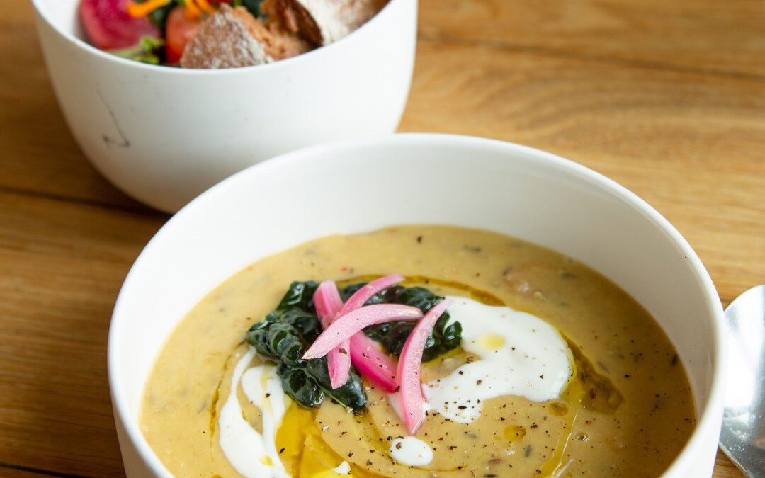 Nina’s Recept: Gele Spliterwtensoep met Yoghurt, Ingelegde Ui & Kruiden