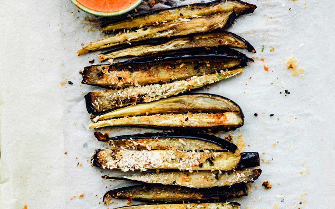 Nina’s Recept: Miso-Geroosterde Aubergine met Tomaat-Paprika Yoghurt Dip