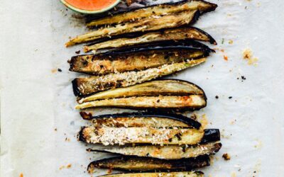 Nina’s Recept: Miso-Geroosterde Aubergine met Tomaat-Paprika Yoghurt Dip