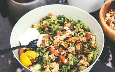 Nina’s Recept: Nourish Bowl met Boerenkool, Quinoa & Geroosterde Granola-Sprinkle