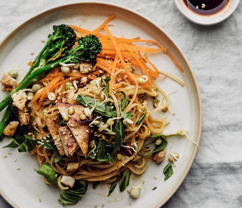 Nina’s recept: Salade met gebakken tofu en noedels