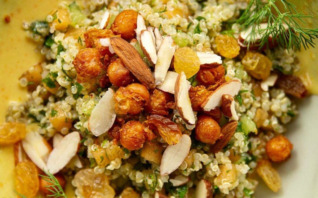 Nina’s Recept: Volkoren Couscous met Gekruide Kikkererwten & Yoghurt Hummus