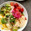 Nina’s Recept: Pesto Hummus Salade Bowl cover