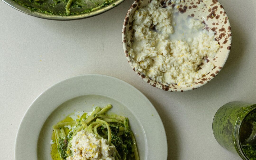 Nina’s Recept: Zomerse Pasta met Eiwitrijke Bonenpesto & Cottage Cheese